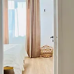Urban Parkside Retreat Cozy 2-bed Ap By Metro Apartman Bukarest